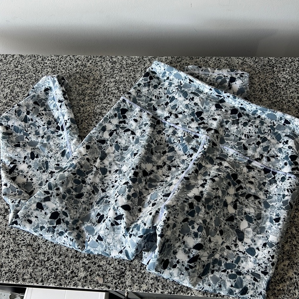 LIKE NEW // Balance Collection cropped leggings - size Large